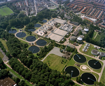 844684 Luchtfoto van de rioolwaterzuiveringsinstallatie Utrecht (RWZI, Zandpad 1), uit het noordoosten. Rechts op de ...
